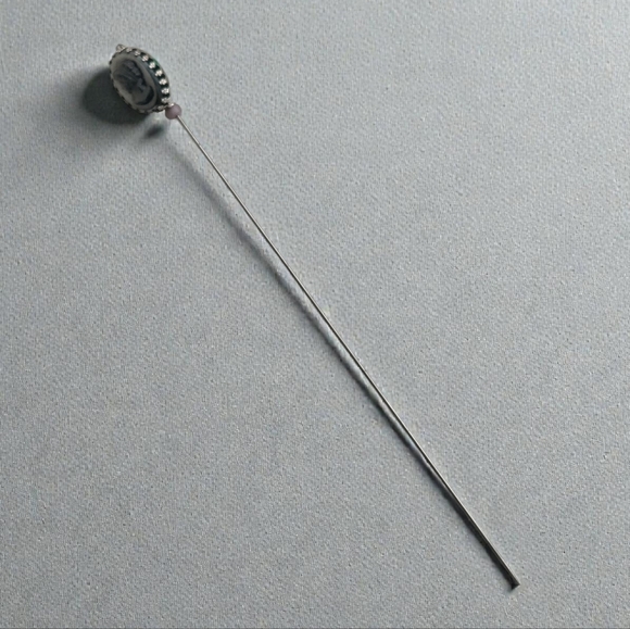 Vintage Paradise Hematite Relief Black Glass Cameo Hat Pin - Picture 2 of 3